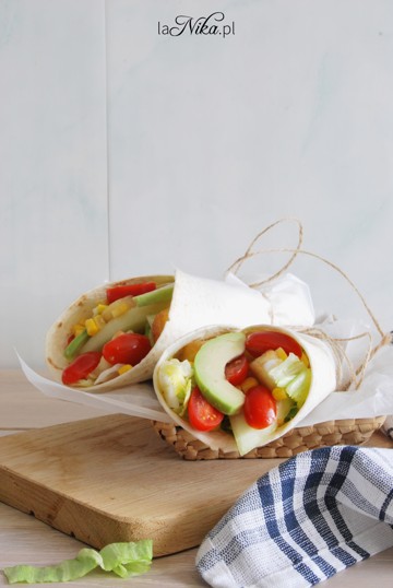 Gotowa tortilla pełna owoców i warzyw