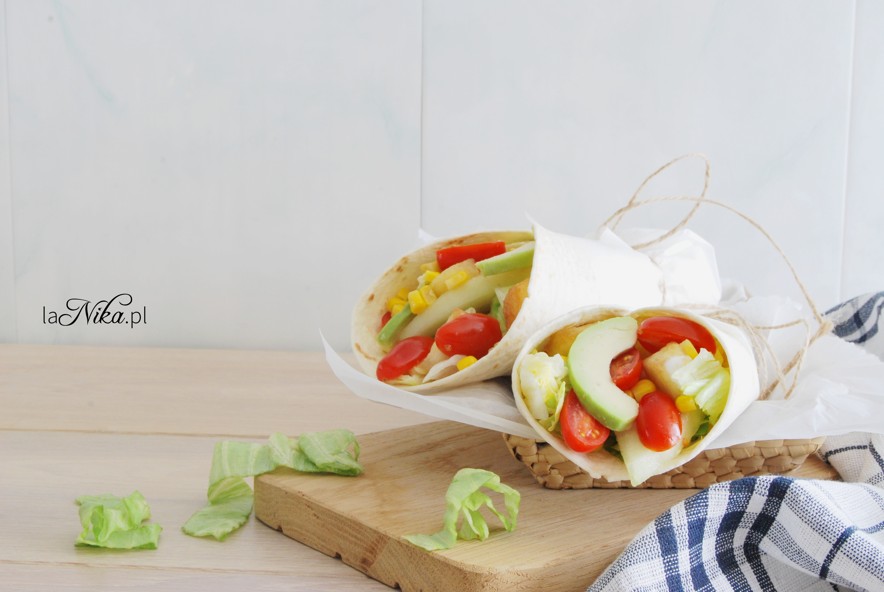 Wiosenna tortilla pełna owoców i warzyw