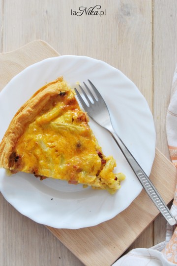 Tarta z ciasta francuskiego z boczkiem, kalafiorem i fasolką szparagową 2