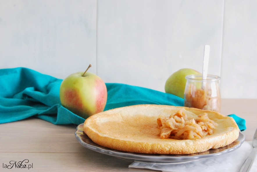 Omlet biszkoptowy ze słodkimi jabłkami