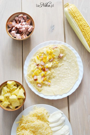 Przygotowywanie quesadilli z serem, ananasem, szynką i kukurydzą