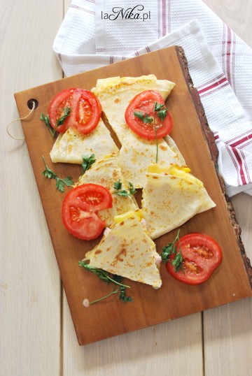 Gotowe quesadille z serem, ananasem, szynką i kukurydzą