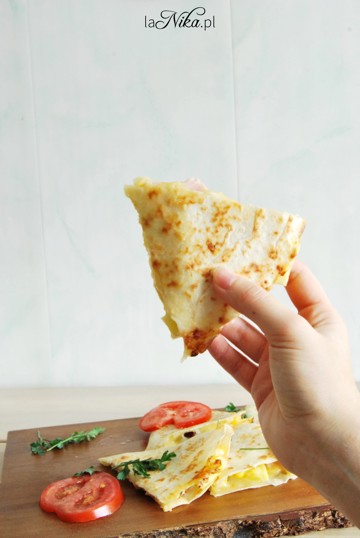 Trójkąt quesadilli z serem, ananasem, szynką i kukurydzą