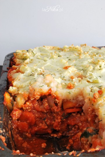 Gotowa zapiekanka z mięsem mielonym, cukinią, dynią, marchewką i puree ziemniaczanym w formie