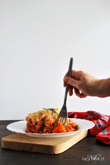 Gotowa zapiekanka z mięsem mielonym, cukinią, dynią, marchewką i puree ziemniaczanym
