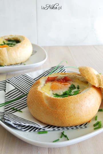 Jajko zapiekane w bułce z szynką parmeńską, serem i szpinakiem 1