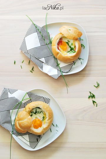 Jajko zapiekane w bułce z szynką parmeńską, serem i szpinakiem-2