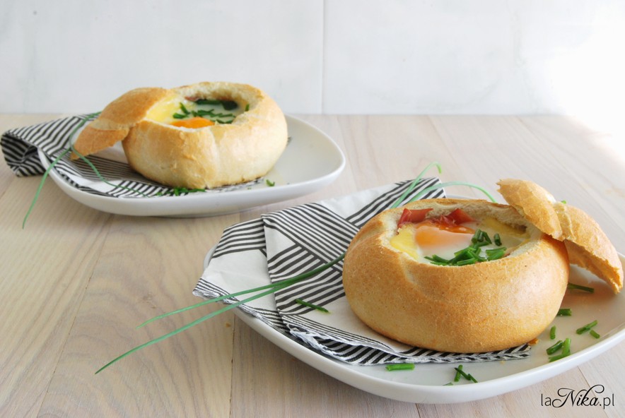 Jajko zapiekane w bułce z szynką parmeńską, serem i szpinakiem