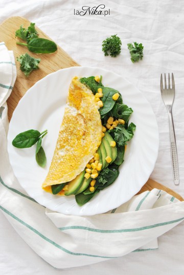 Omlet ze szpinakiem, jarmużem, awokado i kukurydzą 2