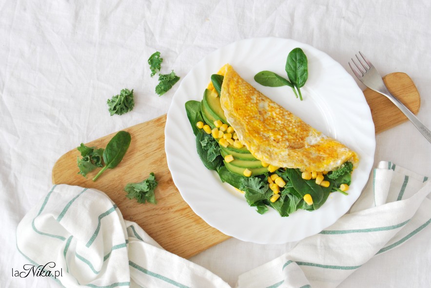 Omlet ze szpinakiem, jarmużem, awokado i kukurydzą