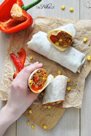 Burrito z mięsem mielonym, fasolą i papryką 2