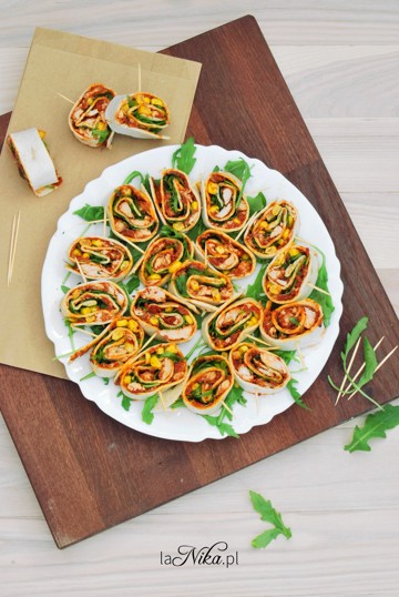 Mini tortille z kurczakiem, pesto, kukurydzą i rukolą 1