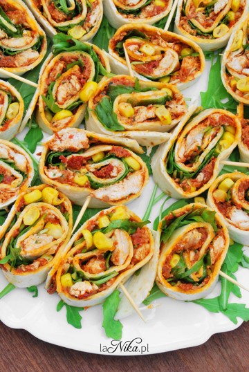 Mini tortille z kurczakiem, pesto, kukurydzą i rukolą 2