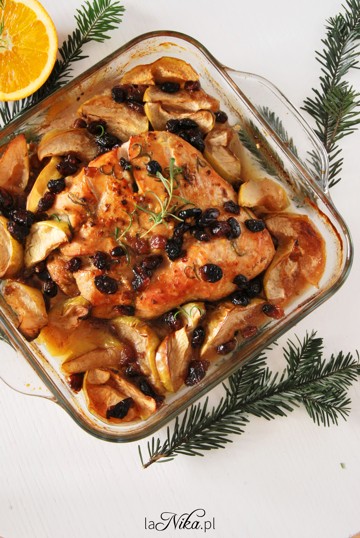 Pieczona pierś z indyka z żurawiną i jabłkami w formie do pieczenia