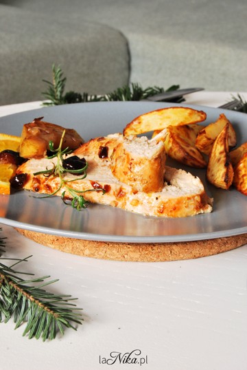 Porcja pieczonej piersi z indyka z żurawiną i jabłkami